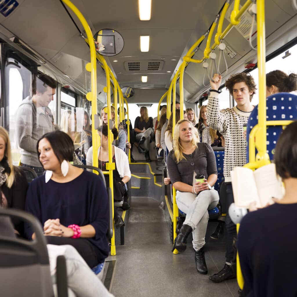 Illustration de personnes dans les transports en commun, offre proposée par les acheteurs publics passant des marchés de transport de personnes